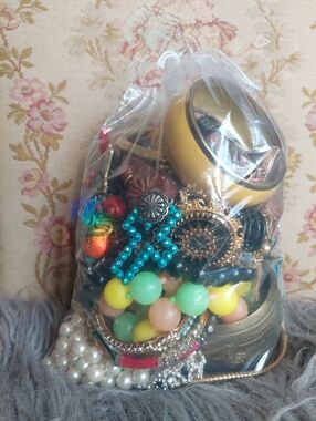 Mystery jewelry Bag lot (Not in jar) 95% Vintage items & wearable